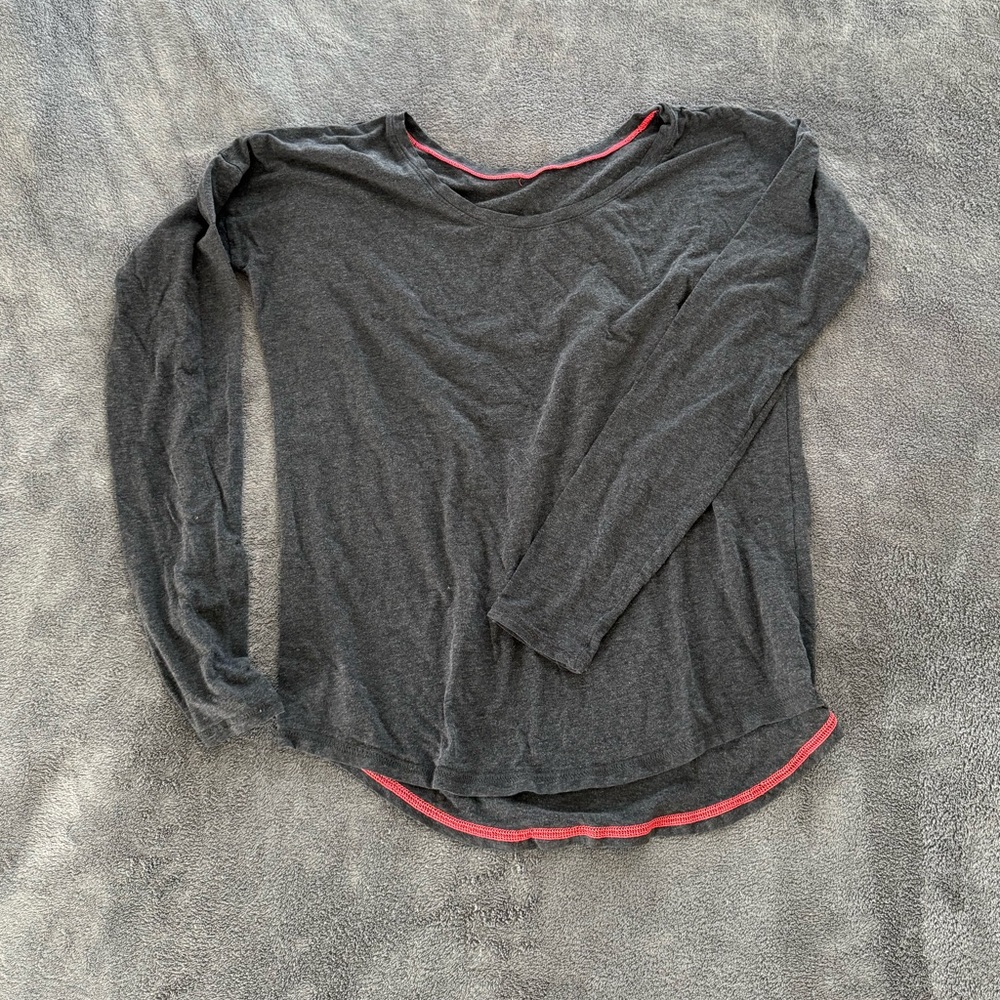 Under Armour S/M Gray Long Sleeve Sweatshirt